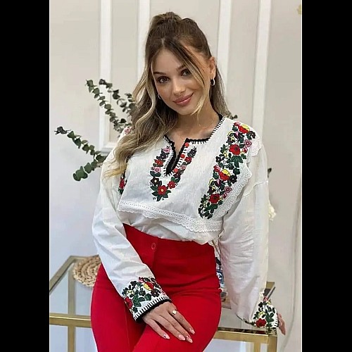 Вишиванка жіноча біла з мереживом Esq, стильна вишита блузка гладдю з довгим рукавом